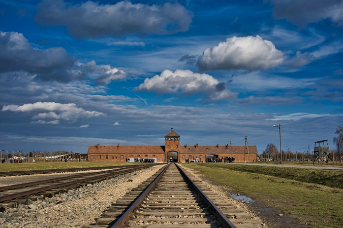 La vista del binario di accesso al campo di concentramento di Birkenau, a un'ora e mezza da Cracovia.