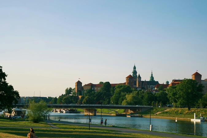 Vista della Vistola e del castello di Wawel al tramonto.