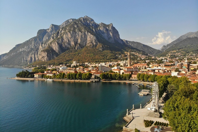 Vista aerea della città di Lecco, location del festival Immagimondo.
