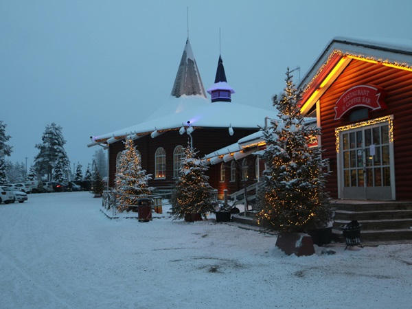 Uno scorso di Rovaniemi nel periodo autunnale: neve e luci di Natale.