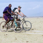 In bicicletta con la guida Masai