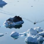 Gli icerbeg nel fiordo di Semilik e un'imbarcazione