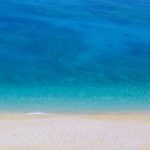 Spiaggia di sabbia bianca bagnata da acque turchesi