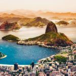 Vista di Rio dall'alto con l'inconfondibile profilo del Pao de Azucar