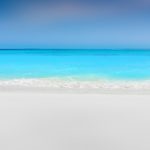 Spiaggia bianca lambita da acque cristalline alle Maldive