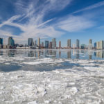 Skyline di Manhattan e il fiume Hudson ghiacciato