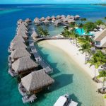 I bungalow sospesi sull'acqua del Manava Beach Resort & Spa