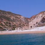 Milos, miniera vista dal mare