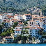 Paesino arroccato sul mare a Skiathos