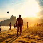 Sulla spiaggia di Copacabana ci si rilassa, si fa musica e si gioca a calcio