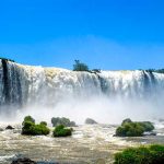 La grande massa d'acqua delle cascate di Iguazu