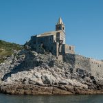 Anche le chiese qui sono a picco sul mare