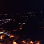 Veduta panoramica di notte dal centro storico di Tropea