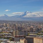 Il profilo della capitale Yerevan, circondata dai monti