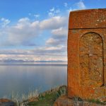L'idilliaco lago di Sevan, lo "smeraldo d'Armenia", a quasi 2000 metri d'altitudine