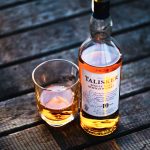 Whisky Talisker, distilleria sull'isola di Skye [Photo by Jacek Dylag on Unsplash]