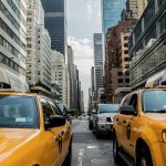 Via di New York affollata di taxi