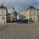 Il cambio della guardia al palazzo di Amalienborg