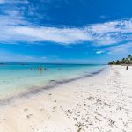 Spiaggia di sabbia bianca e acqua cristallina a Zanzibar