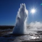 Geyser Strokkur [Foto di Hans Braxmeier da Pixabay]