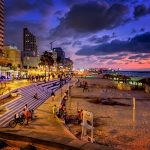 La vivace spiaggia di Tel Aviv in versione notturna