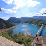 Veduta panoramica sul lago del Turano con il suo ponte