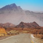 Strada verso Sur in Oman [Photo by Katerina Kerdi on Unsplash]