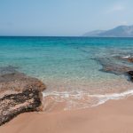 Spiaggia sull'isola di Koufonissia [Photo by David Kaloczi on Unsplash]