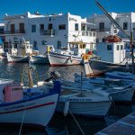 Porto di Naussa a Paros [Foto di Volker Ostermann da Pixabay ]