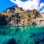 Bagno rigenerante nelle stupende acque di Pantelleria [Foto di Ante Hamersmit on Unsplash]