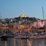 Vista notturna del porto di Marsiglia