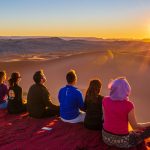 Meditazione al tramonto nel deserto