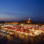 La piazza di Marrakech, Djemaa el Fna,  dichiarata Patrimonio orale e immateriale dell'umanità, per i suoi artisti di strada e le variopinte attività commerciali