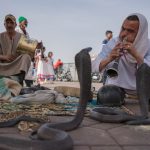 Incantatore di serpenti in piazza Jemaa el Fna, nel cuore di Marrakech