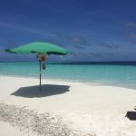 Spiaggia di sabbia bianca bagnata da acque turchesi, tipica delle Maldive