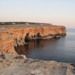 Un tratto di costa rocciosa a Formentera