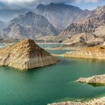 Serbatoi d'acqua tra le montagne