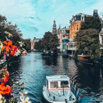 Lungo i canali di Amsterdam [Photo by Thais Cordeiro on Unsplash]