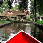 In barca a Giethoorn [Photo by Jessica Kantak Bailey on Unsplash]