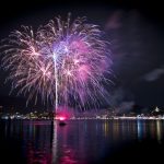 Fuochi d'artificio a Capodanno sul lago dei Quattro Cantoni [Photo by Simon Infanger on Unsplash]