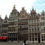 Tipici edifici affacciati sulla piazza di Anversa