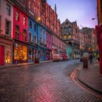 La colorata Victoria Street a Edimburgo