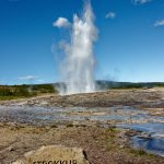 Il geyser Strokkur [Foto di Yves Alarie su Unsplash]