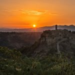 Civita di Bagnoregio al tramonto [foto di Matteo Angeloni da Pixabay]