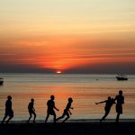 Spiaggia al tramonto [foto di Riitou da Pixabay]