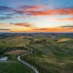 Tipica campagna toscana [Foto di Luca Micheli su Unsplash]