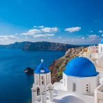 Le tipiche case bianche e blu a Santorini