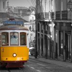 Tipico tram giallo in giro per Lisbona
