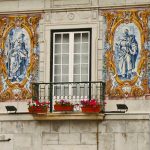 Finestra a Lisbona con i tipici azulejos