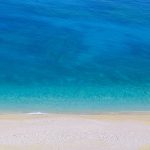 Spiaggia di Santorini lambita da acque turchesi